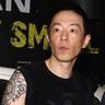 男生戴假发潜入女寝厕所笑出声被抓